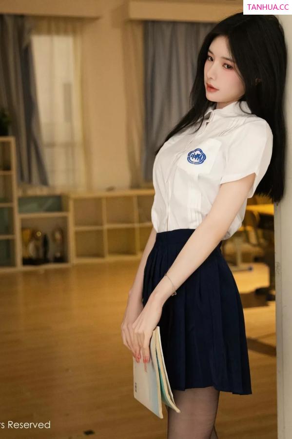 Carina Lee Carina布丁 [XiuRen]高清写真图 2025.05.16 No.10287 布丁wow 性感JK第3张图片